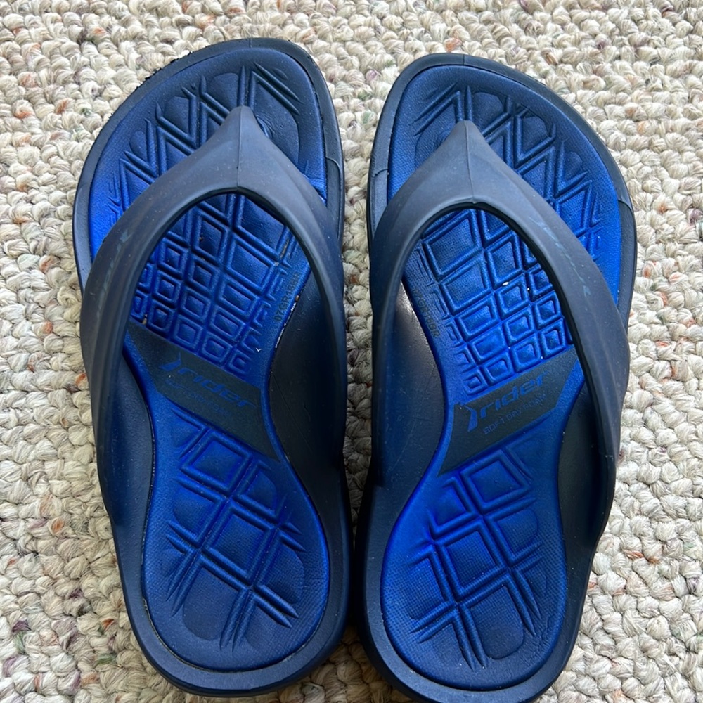 Kids flip flops size 12